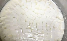 把凝乳彻底打碎