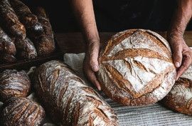 制作手工面包的面包师